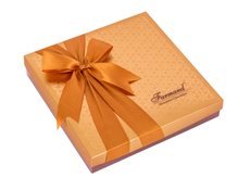 Шоколадные конфеты "Гора" в золотой коробке с бантом из темного и белого шоколада с ментолом